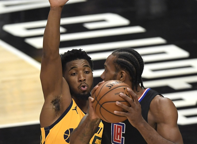  快船双星合砍80分力克爵士  